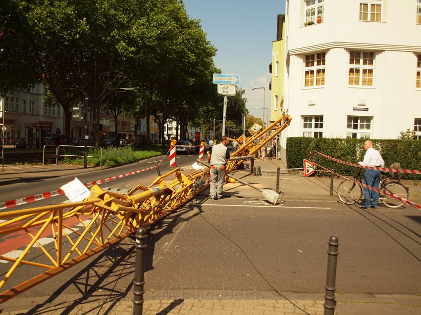 Baukran umgestuerzt Koeln Suelz Suelzguertel P123.JPG